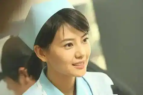 之后与成龙合作电影《宝贝计划》,高圆圆也开始登上各大国际电影节的