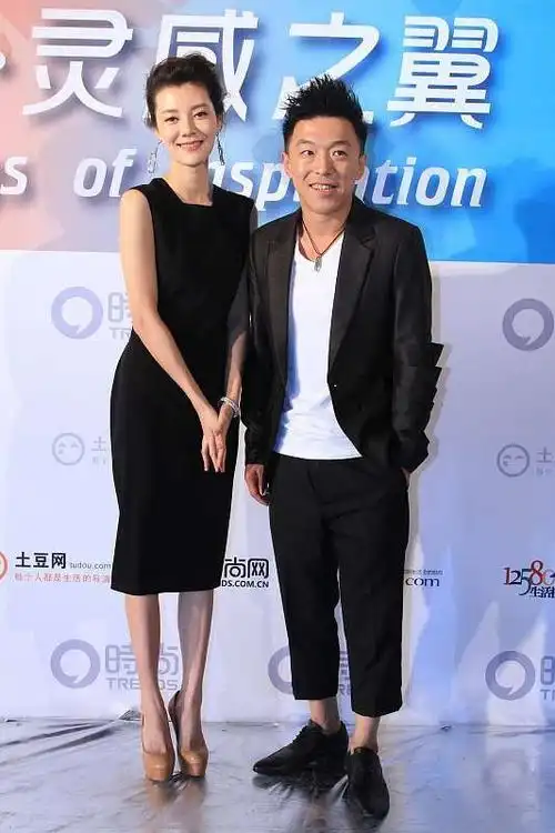 年近40的车晓怼脸拍还很嫩简约穿搭显成熟但眼神有点疲惫