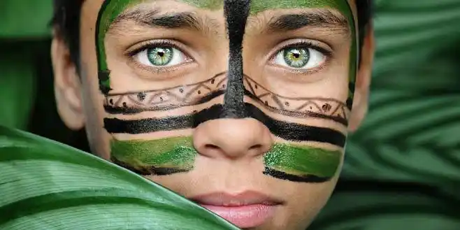 巴西亚马逊原始部落的人物特写绿眼睛少年