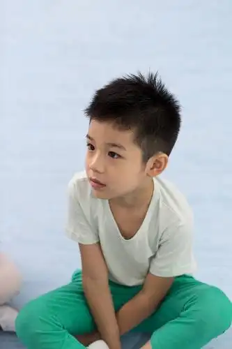 东方人,婴儿,儿童,一个人,坐,盘腿,竖图,彩色,室内,白天,背景,侧面