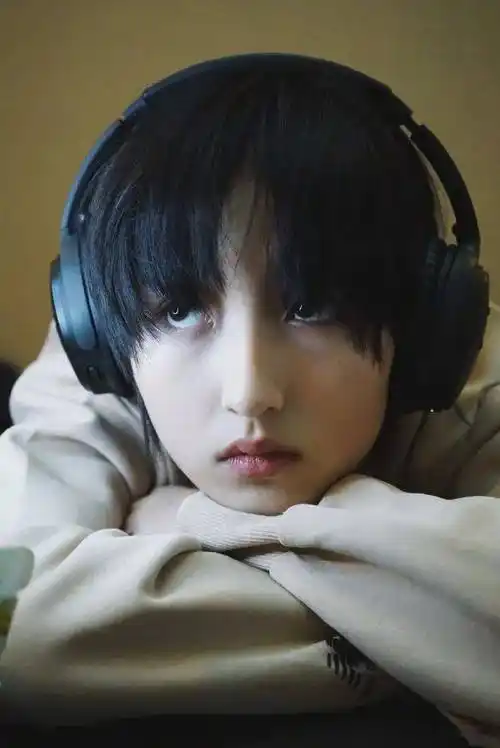 拥有少年感的女孩太绝!张子枫穿搭可以照搬了!_衬衫_球鞋_帽子