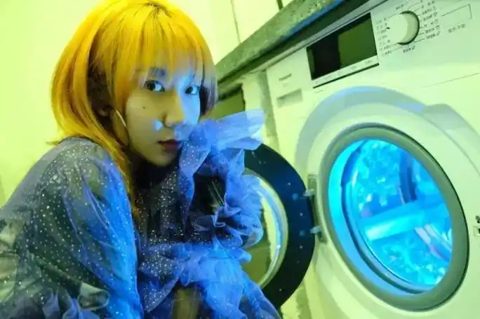 当然也有人认为她是典型的网红rapper,flow单一,歌词洗脑,适合在抖音