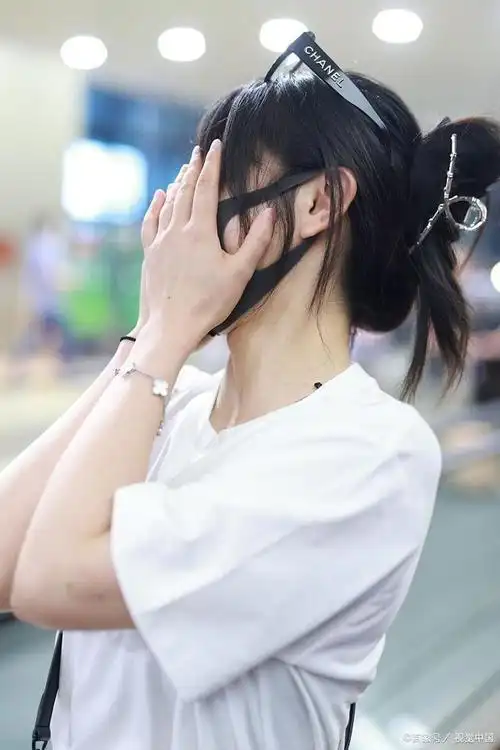 网络表情背后的故事:女孩捂脸表情的深度解析!