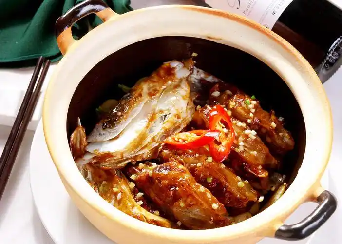 古法砂锅鱼头  138元/只