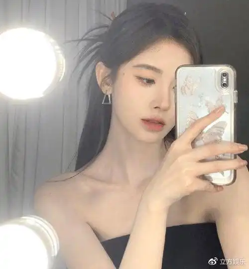 鞠婧祎晒抹胸小黑裙随拍对镜自拍秀性感锁骨