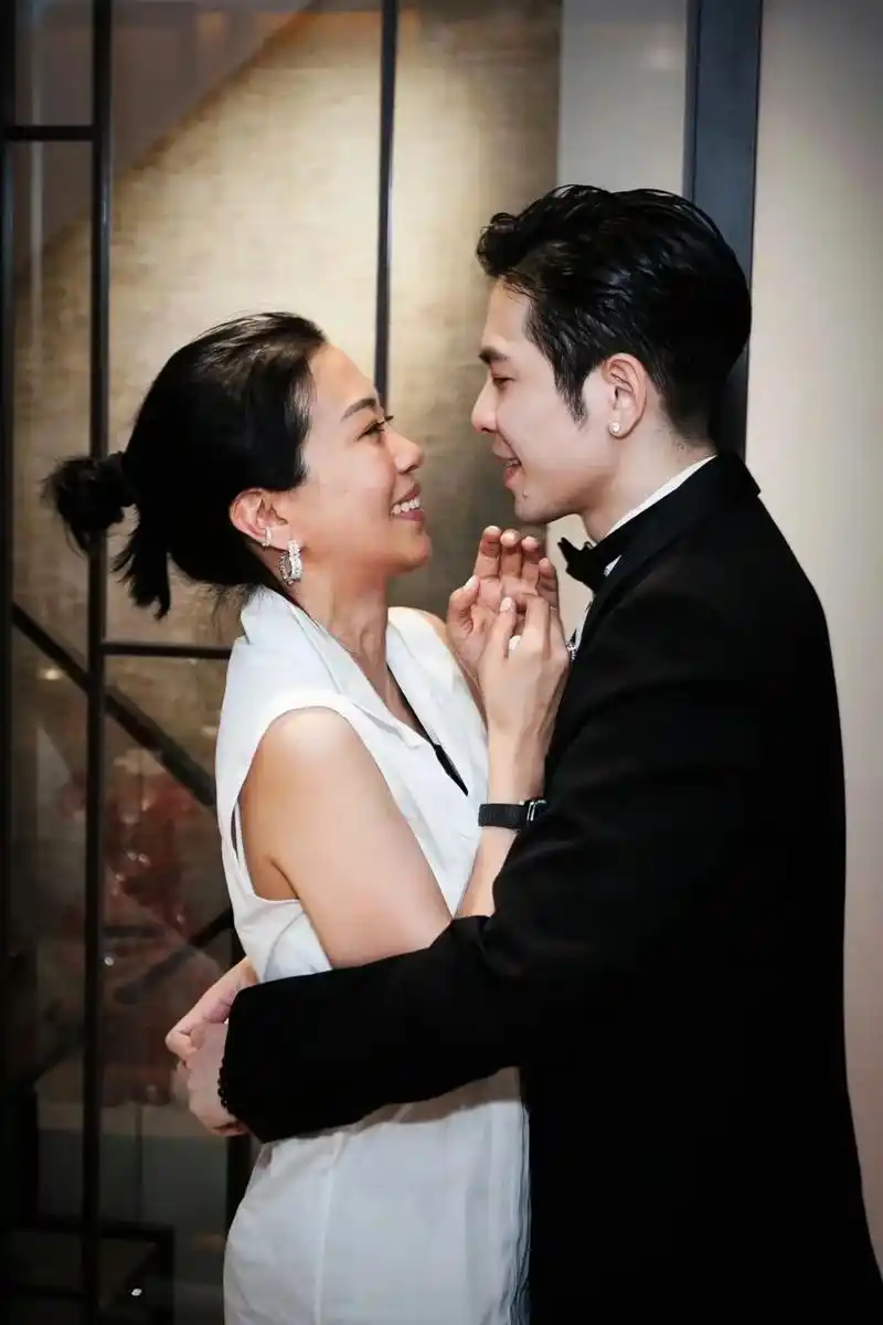 向太转发萧敬腾官宣发文 - 抖音