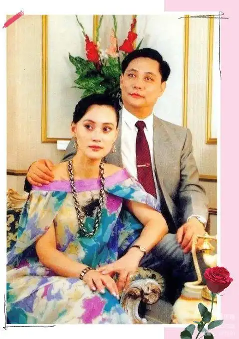 他曾有三任妻子,第一位是黄汝萍:是北京京剧院的青衣,也是携手走过