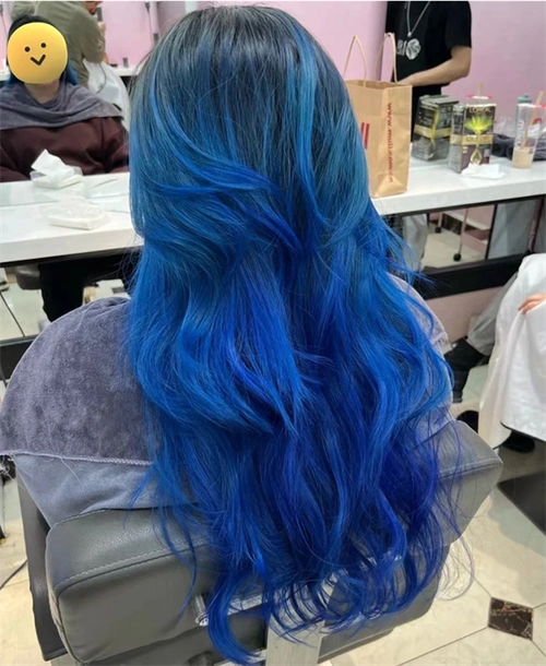 蓝色系发色有很多种,若是想要体验掉色独特的发色,可以参考斑蓝色.