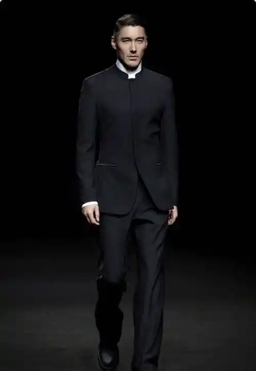 除了这一身盘扣设计的长袍之外,胡兵也上身了一款中式西装,这身西装