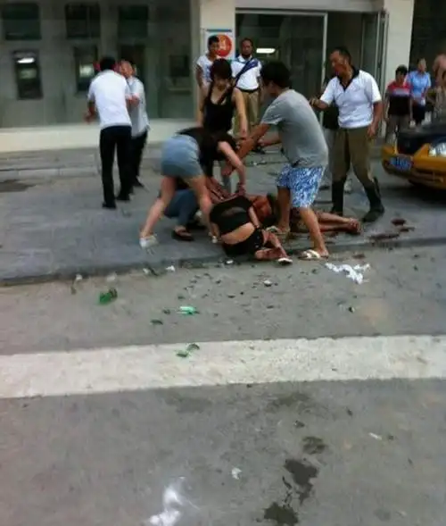 新乡男女街头撕打浑身血_新浪图片_手机新浪网