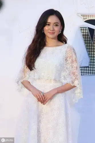 粉裙温婉可人的江铠同