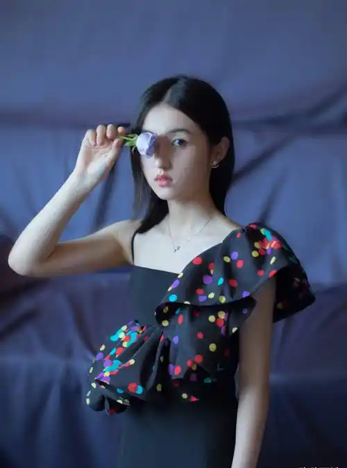 成功之后的张子枫在造型方面更加的大胆,同时也找到了适合自己的风格