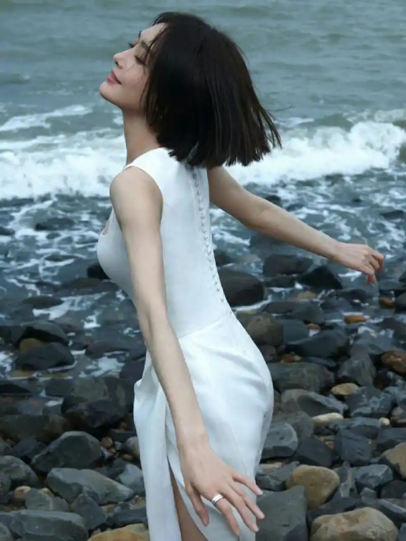 秦岚海边拍摄美照,美丽又性感!#养眼美女