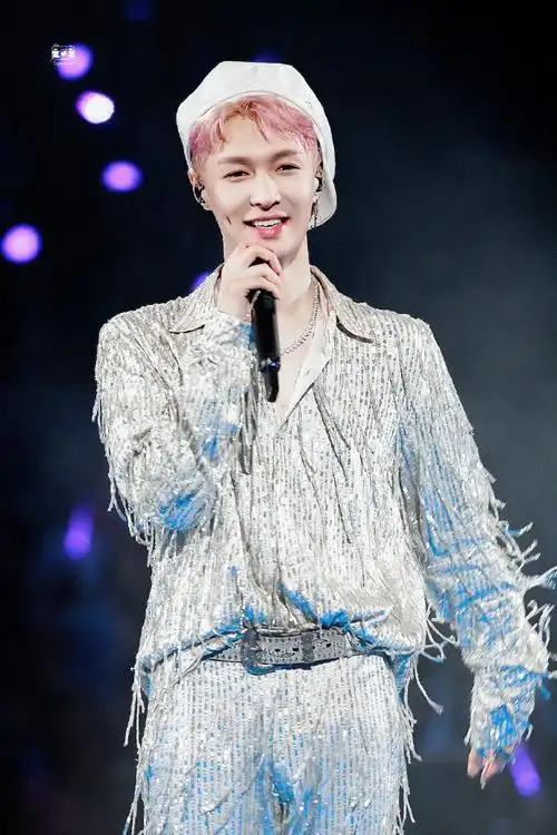 张艺兴挑眉wink#super idol 的笑容,就属82最甜,各位走过路过的