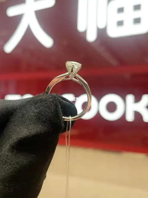 周大福一克拉钻戒