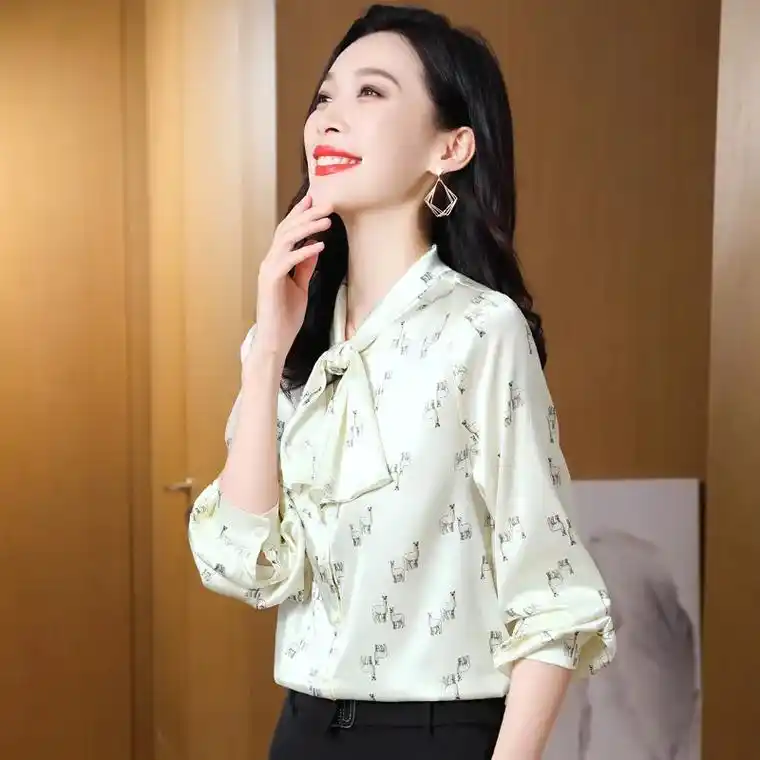 这款真丝衬衫真的太美了,印花设计好有艺术感,质感超好,穿起来 - 抖音