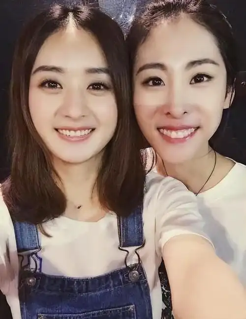 发视频为张碧晨庆生,蹲地上帮闺蜜拍照