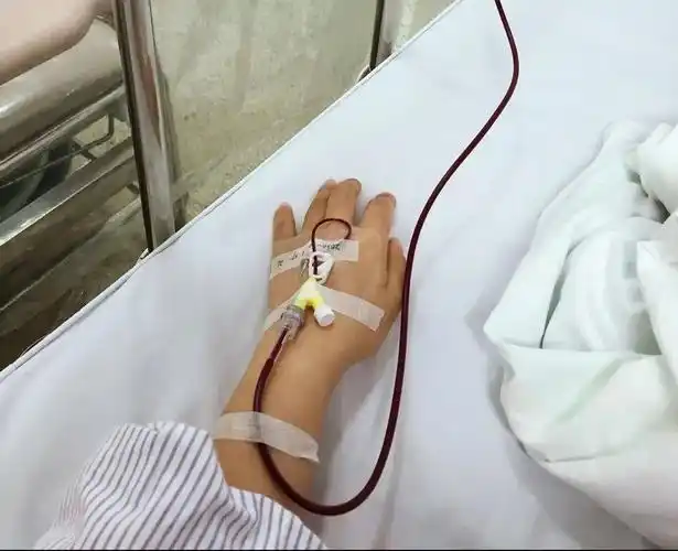 小李在输血图片来自受访者10月22日,小李隔壁床的阿姨结束了一期化疗