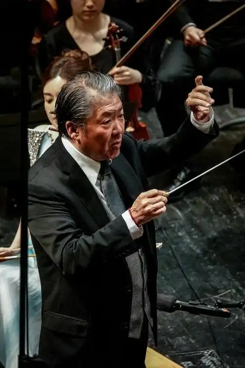 上个月元宵之夜,他与华裔指挥家水蓝在杭州一同奏响舒曼.