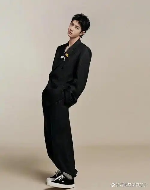 法国餐厅偶遇王一博,素颜和工作人员热聊,路人偶遇细节好心动