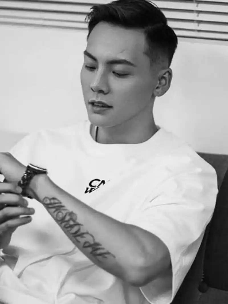 陈伟霆的雅痞油头发型 斯文又坏坏的两种反差 91 拿捏的死死的 一点