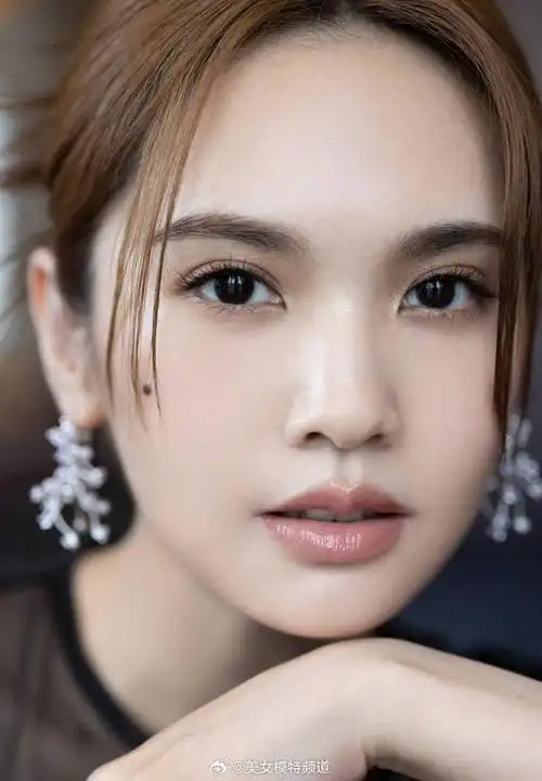 杨丞琳着黑色长裙勾勒曼妙身姿 珠宝点缀仪态优雅