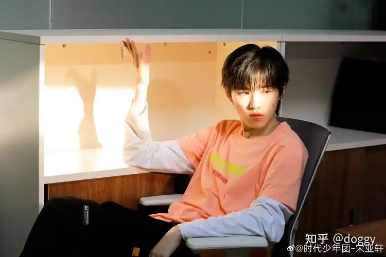 总之 帅哥真的要用来做壁纸锁屏 每次被朋友看到都