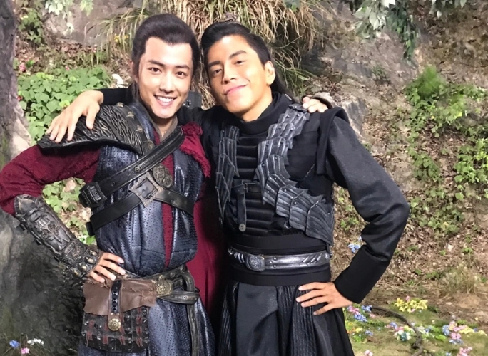 狼殿下花絮肖战吊威亚稳落地连转数圈难怪想吐尖头皮靴亮了