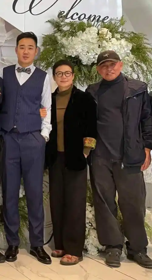 马思纯妈妈蒋文娟现身婚礼,穿百元衣显朴素,五官神似亲妹蒋雯丽-腾讯