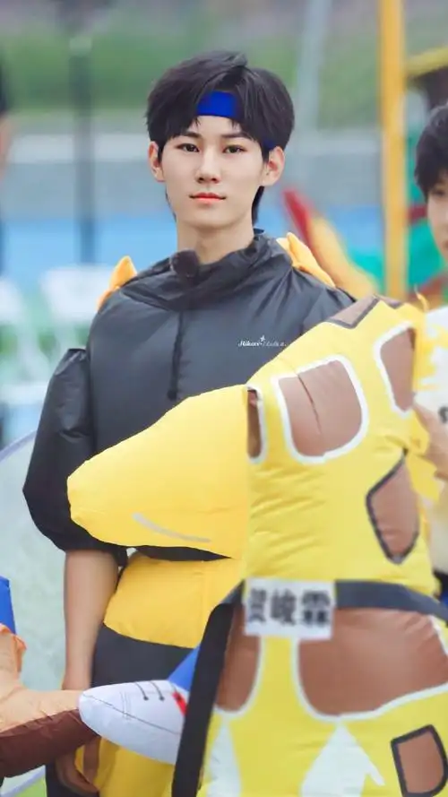 张真源夏日运动会饭拍小蜜蜂太可爱了!