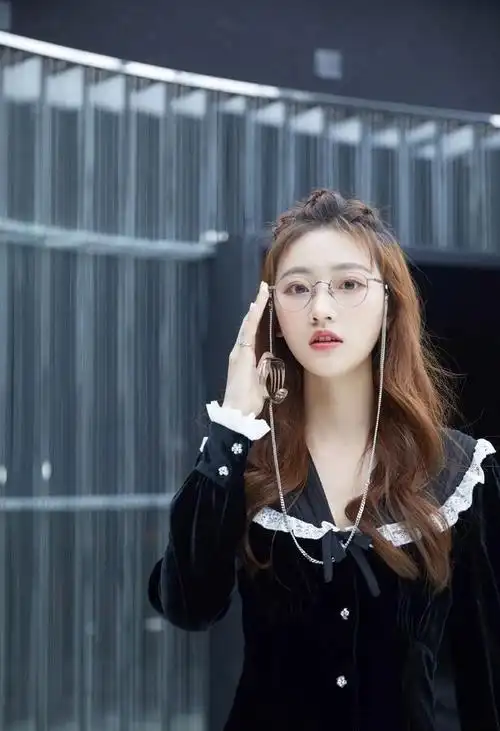 杨雨潼可爱又俏皮的99年中戏校花