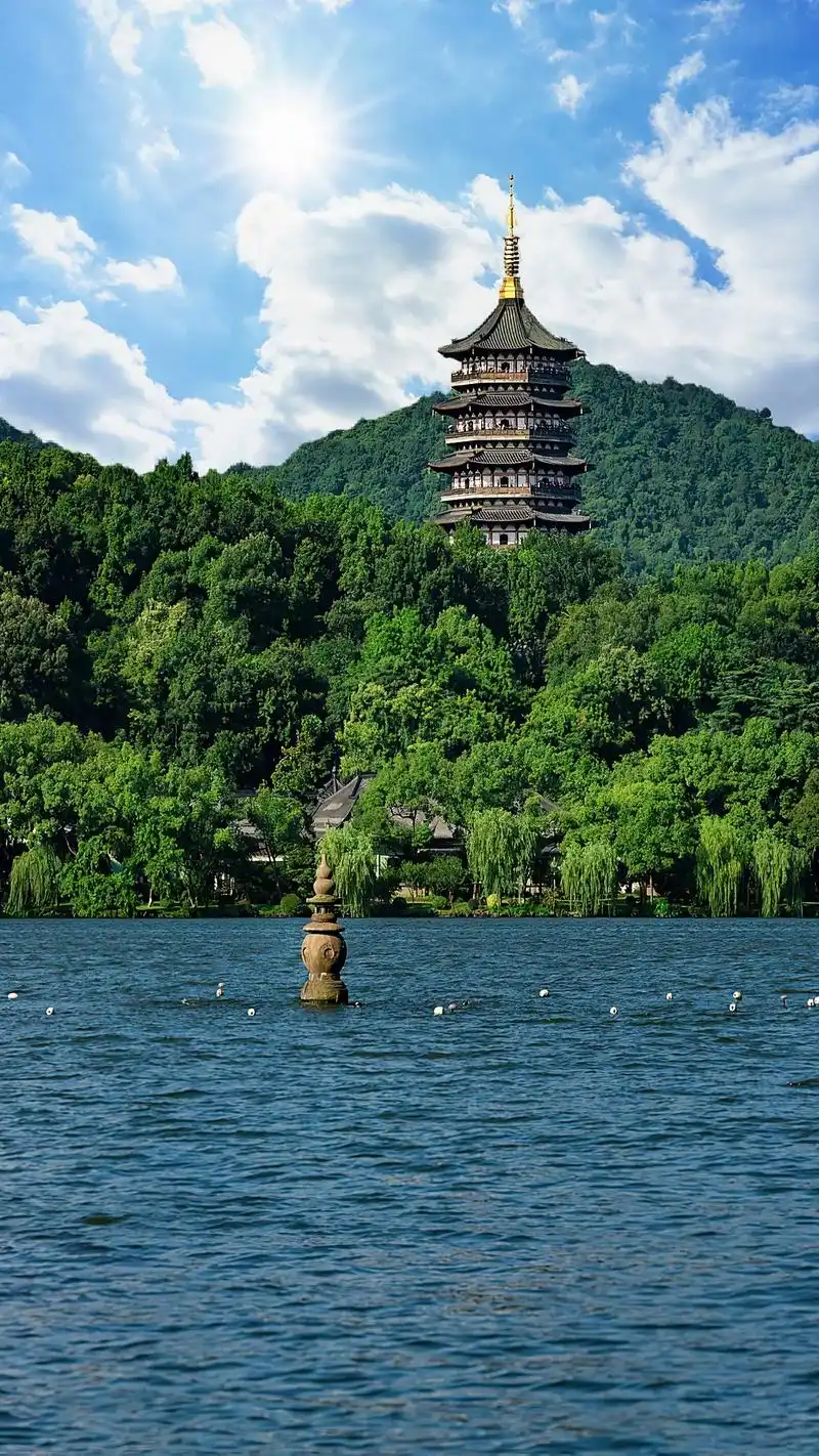 西湖美景三月天!总要和心爱的人去一趟杭州西湖吧!