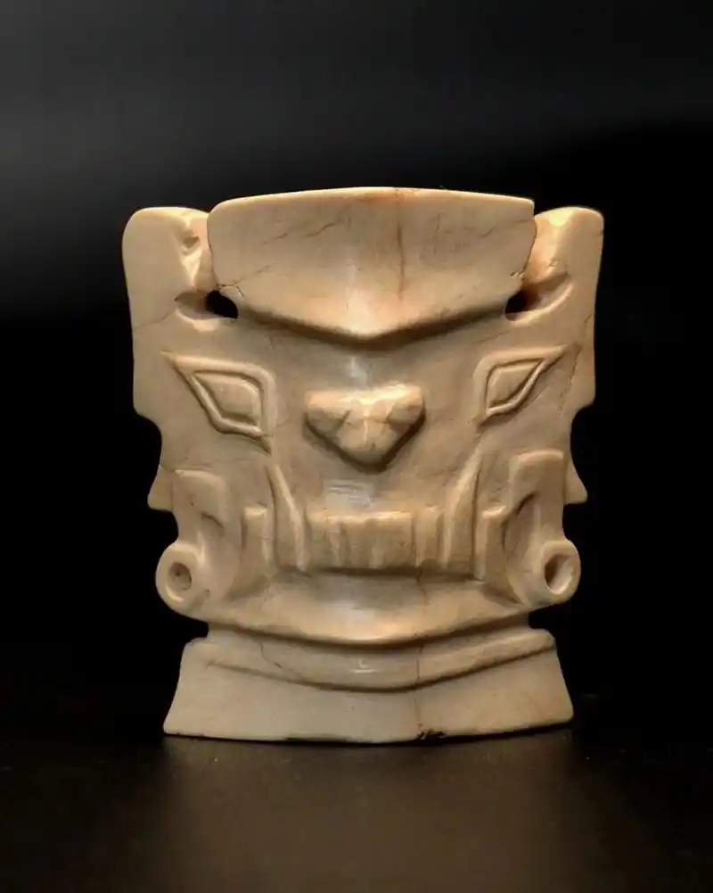 石家河文化玉神人面 石家河文化玉神人面 	 高4.46厘米,厚1.