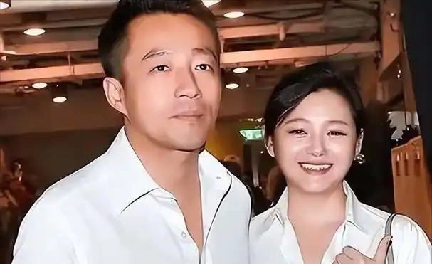 这场突如其来的婚礼,为他们的生活揭开了新的篇章.