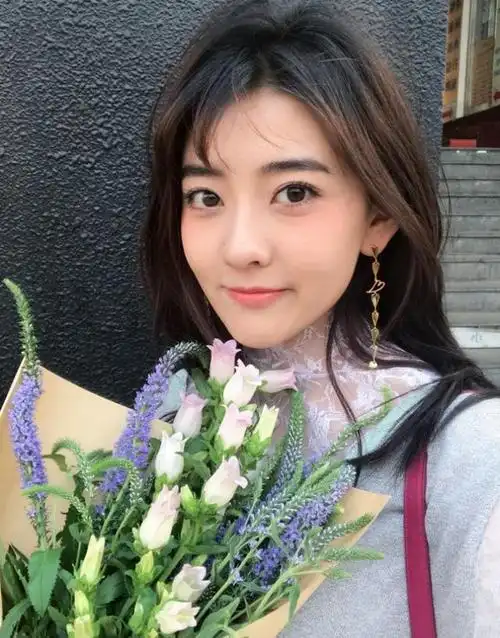 八王妃梁洁不仅古装造型美现代造型更美手捧薰衣草简直太好看