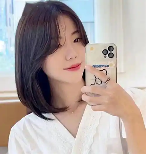 最流行不过时的内扣短发,时尚减龄又甜美,齐肩的长发比较好驾驭,美到