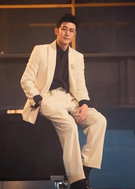 陆毅早在5岁时就开始出演电影,曾在《永不瞑目》中饰演肖童一角,成为