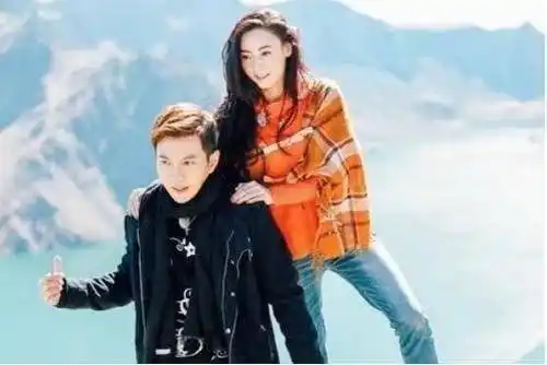 媒体爆料何孟怀向张柏芝告白,张柏芝很是感动,并且流泪,之后两人还