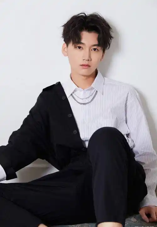 于正说他是"北电校草",演过《延禧攻略》,和张子枫还是同学_孙傲_公司