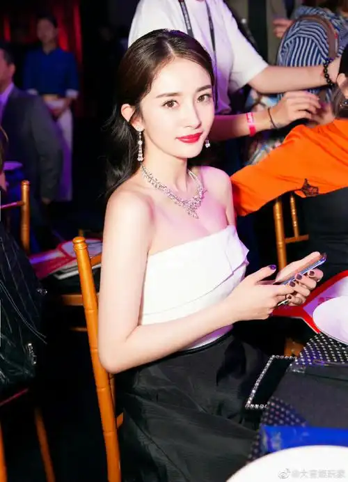 芭莎慈善夜的杨幂