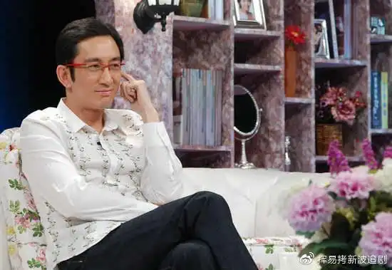 吴启华近照曝光消瘦明显鬓角斑白靠商演赚钱还炫富