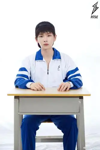 r1se官博 全员化身校园少年