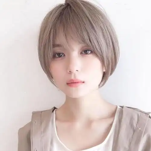 短发配上亚麻灰色,十分的显肤白.
