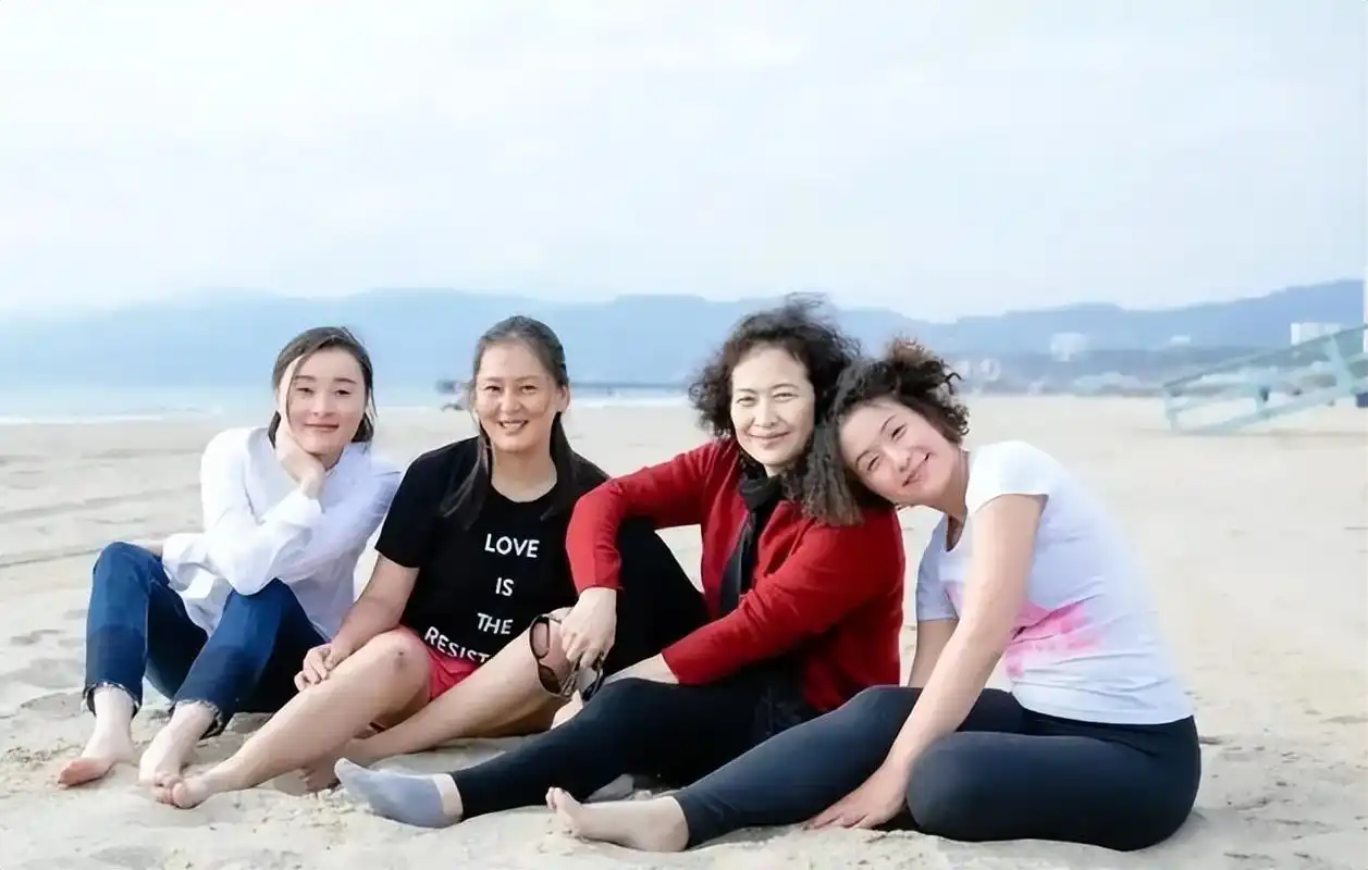 50岁吴越和42岁黄澜同框,穿白衬衫配牛仔裤气质脱俗,越老越耐看