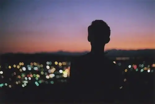 夜晚一个人的心情说说伤感虐心让人潸然泪下