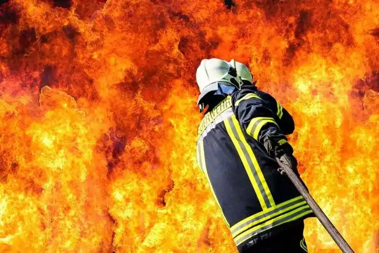 消防员他们在与死神拼斗的急诊"前线",忙时只能蹲在角落吃两口饭;他们