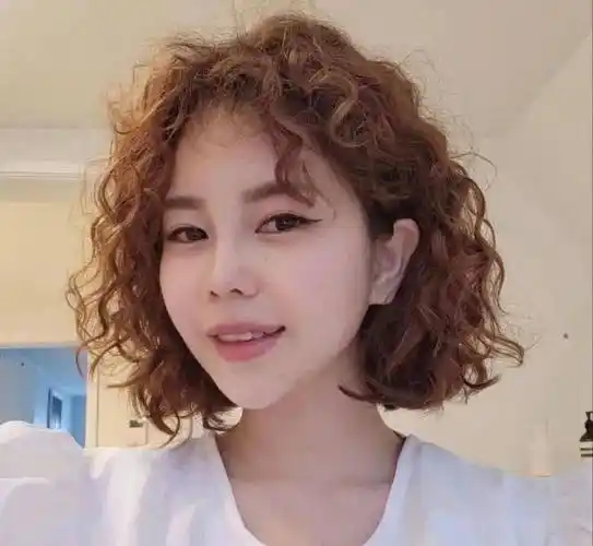 中短发烫的姐姐