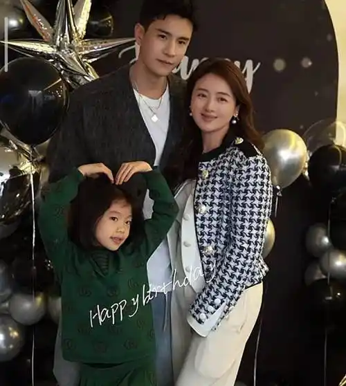 原创小李琳晒全家福为经超庆生老夫老妻喝交杯酒当众拥吻甜齁了