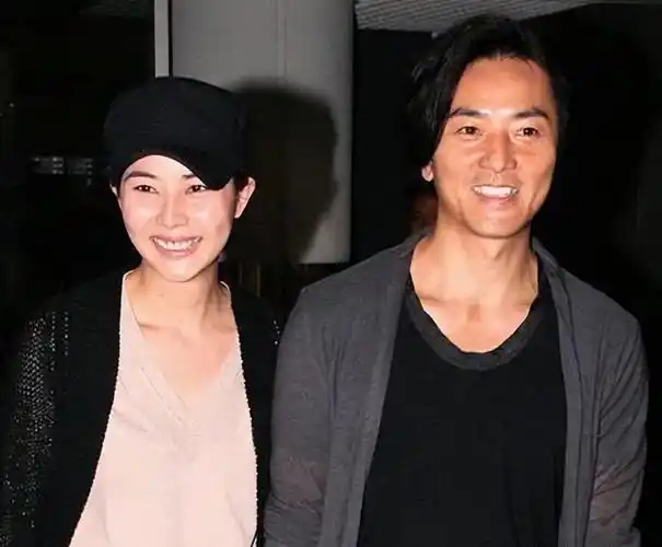 装不下去了?郑伊健在日本被偶遇,本人被曝性格极差,娇妻素颜丑