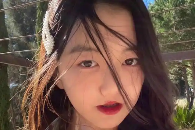 14岁李嫣摆脱"兔唇",如今笑容甜美自信,天后女儿气质尽显